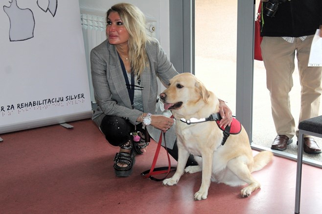 dr. sc. Ivana Dijanić, specijalist klinički psiholog, integrativni psihoterapeut i terapijski pas Topsy